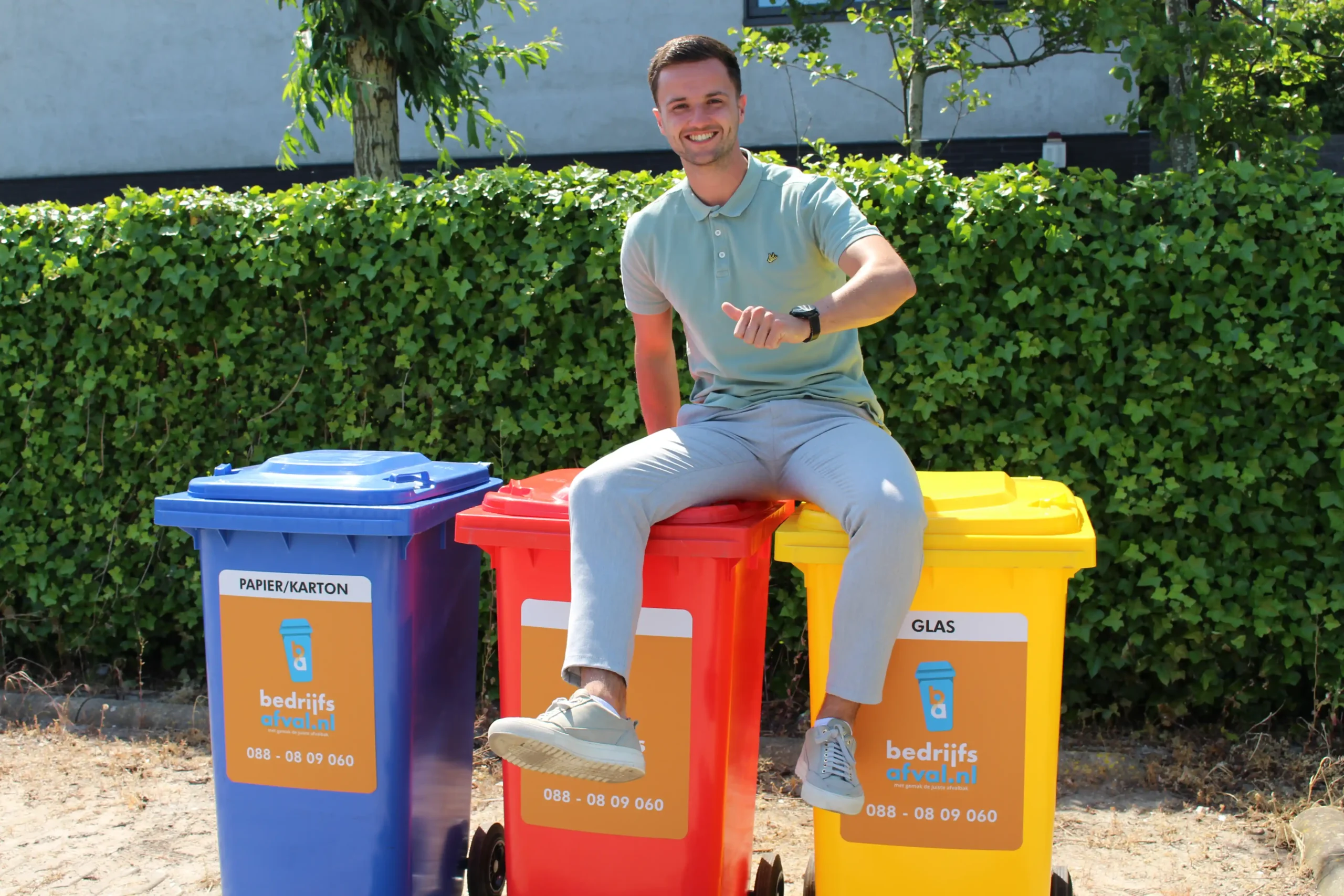 De verschillende rolcontainers van bedrijfsafval voor verschillende afvalstromen