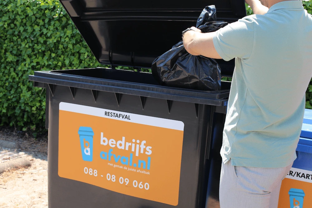 Restafval weggooien in bedrijfsafval container