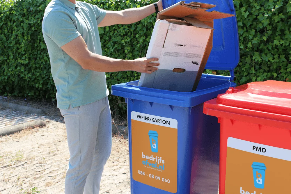 papiercontainer-papier-karton karton weggooien in papiercontainer
