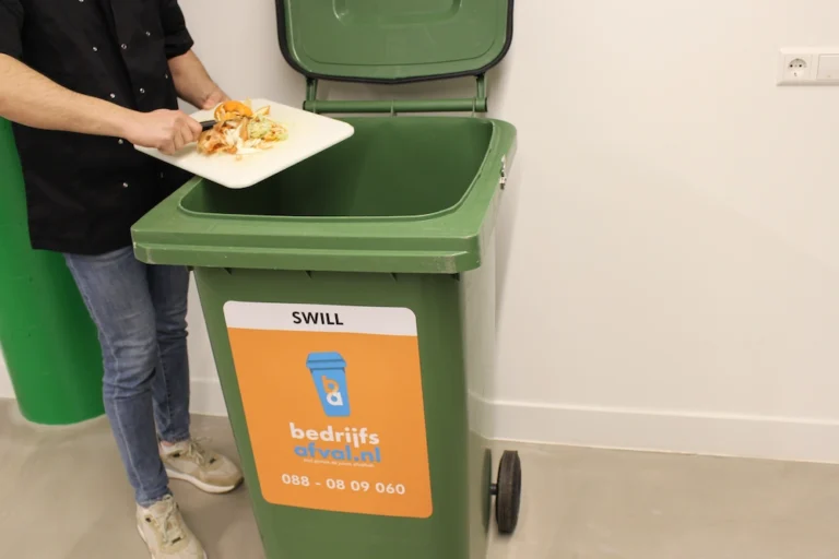 swill afval weggooien in swillcontainer bedrijfsafval