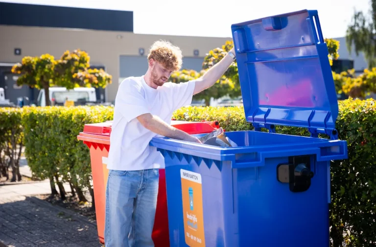 Karton afval wordt weggegooid in een papiercontainer