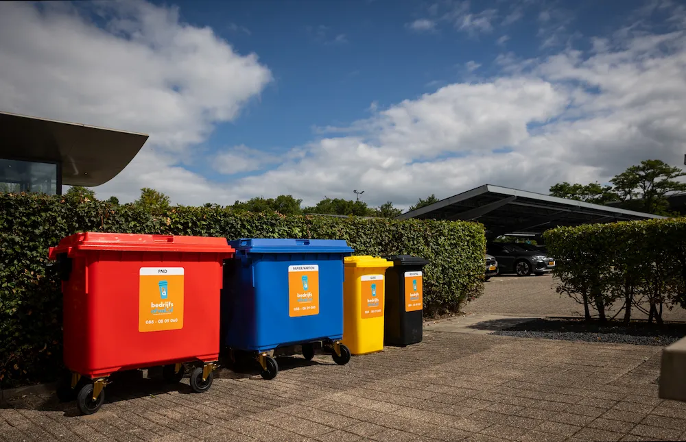 Verschillende formaten rolcontainers van verschillende afvalstromen